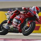El español Marc Márquez (Ducati Desmosedici GP25), durante el entrenamiento para el Gran Premio de Motociclismo de Qatar en el Circuito Internacional de Lusail, este domingo. EFE/NOUSHAD THEKKAYIL