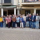 Foto de familia del homenaje este domingo a Benito Pamparacuatro en Sahagún.