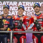 El piloto español de MotoGP Marc Marquez (c), del Ducati Lenovo Tea , el segundo clasificado y también español Maverick Viñales (I), del Red Bull KTM Tech,3 y el también piloto de Ducati Lenovo Team el italiano Francesco Bagnaia, en el podio del Circuito Internacional de Lusail, Catar. EFE/EPA/NOUSHAD THEKKAYIL