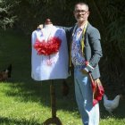 Álex Regueiro, con uno de sus diseños y una de sus gallinas.
