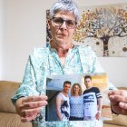 María del Mar es una mujer de 61 años que ha logrado localizar a su hijo, ahora con 43 años, que presuntamente fue robado después de darlo a luz en un hospital de Irún (Guipúzcoa), un caso que fue archivado provisionalmente por la justicia y que pudo ser reabierto gracias a la Asociación Sevilla Bebés Robados. EFE/ Miguel Ángel Molina