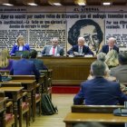 El presidente de la comisión de investigación del caso Koldo en el Senado, el popular Eloy Suárez (c), y el asiento vacío (i) de la compareciente en este caso Jéssica Rodríguez, expareja del exministro José Luis Ábalos, este lunes, donde le esperaban preguntas sobre los beneficios que presuntamente obtuvo de la trama, como una vivienda gratuita o empleos en dos empresas públicas. EFE/ Zipi