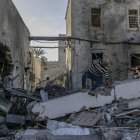 Palestinos inspeccionan el edificio destruido del hospital Bautista Al Ahli tras un ataque aéreo israelí en la Ciudad de Gaza, el 13 de abril de 2025. EFE/EPA/MOHAMMED SABER
