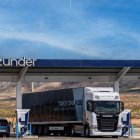 Imagen de una 'eletrolinera' de Zunder para coches y camiones eléctricos. Cargadores para coches Tesla del polígono de Bembibre.