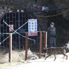 Guardias civiles en la bocamina de Cerredo, en Asturias, donde ocurrió el accidente el 31 de marzo.