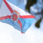 La bandera del Bierzo instalada en la glorieta de acceso a Ponferrada, en una imagen de ayer.