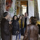 Paula Conde, alcaldesa de Sahagún, en la inauguración de ‘Lúpulo en el jardín conventual’.  Panorámica de la exposición.