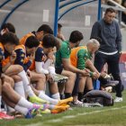 Raúl Llona, a pie de banquillo, dialoga con parte del equipo en el Municipal de Tarazona.