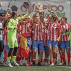 El Atlético de Madrid con el trofeo de campeón.