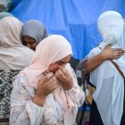 Mujeres refugiadas sudanesas se abrazan y lloran en un punto de reunión para autobuses organizados para su regreso voluntario desde Egipto a Sudán, en El Cairo, Egipto, el 12 de abril de 2025 (emitido el 14 de abril de 2025). EFE/EPA/MOHAMED HOSSAM