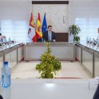 El presidente de la Junta de Castilla y León, Alfonso Fernández Mañueco, durante su encuentro con el sector productivo y agentes del Diálogo Social de Castilla y León, este martes en la sede de la Presidencia de la Junta de Castilla y León.