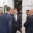 Alfonso Fernández Mañueco departe con los asistentes a la reunión.
