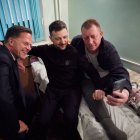 Rutte posa con Zelenski y un soldado herido de guerra en Odessa.