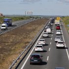 Tráfico denso en la carretera A-5, dirección Extremadura, este Miércoles Santo. La segunda fase de la Operación Especial Semana Santa de la DGT comienza a las 15 horas de esta tarde y se prolongará hasta las 24 horas del próximo lunes 21 de abril, y se prevén nueve millones de desplazamientos hasta el próximo lunes 21 de abril, un 3,5 % más que el año anterior. EFE/Manu Reino