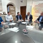 Responsables de la Diputación y productores de miel.