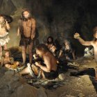Recreación de un grupo de hombres neandertales.