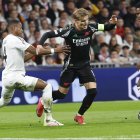 El defensa del Real Madrid David Alaba (i) lucha con Martin Ødegaard, del Arsenal, durante el partido de vuelta de cuartos de final de la Liga de Campeones que Real Madrid y Arsenal juegan en el estadio Santiago Bernabéu. EFE/Chema Moya