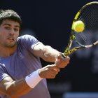 El tenista español Carlos Alcaraz durante su partido de octavos de final contra el serbio Laslo Djere en el Barcelona Open Banc Sabadell. EFE/Alejandro García