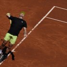 El tenista español Alejandro Davidovich durante su partido de octavos de final del Barcelona Open Banc Sabadell-Trofeo Conde de Godó contra el ruso Andrey Rublev. EFE/Enric Fontcuberta