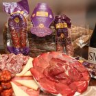 ÁNGELOPEZ La selección del embutido El Castro es la oferta gastronómica estrella de El Altar, que cuenta con un amplio espacio en el interior y en el exterior.
