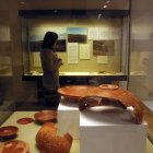 Una de las pocas exposiciones en las que el ILC mostró sus fondos arqueológicos. A la izquierda, el ídolo de Rodicol.