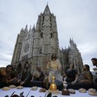 El espectacular paso de la Última Cena en León con la Catedral al fondo.