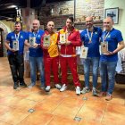 Juan Carlos Castro y Aitor Fernández, campeones, junto al resto del podio del torneo (izquierda). A la derecha los dos pescadores leoneses recogiendo el trofeo.
