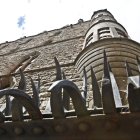 Las garras y dientes del dragón representadas por Gaudí en la verja de Botines.