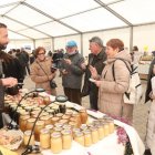 Público asistente a esta tercera edición de la feria de la miel de Filiel.