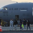 Un avión de la Fuerza Aérea de los Estados Unidos con migrantes deportados.