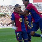 Lamine Yamal celebra con Raphinha la victoria ante el Celta.