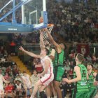 La lucha de los dos equipos debajo de los tableros fue una de las tónicas del derbi provincial de baloncesto.