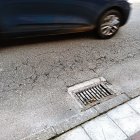 El firme de la calle del Camino de la Cruz se ha erosionado ante la avalancha de nuevo tráfico que asume. El PP pide reparar el pavimento hundido.