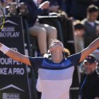 El tenista danés Holger Rune celebra su victoria ante el español Carlos Alcaraz durante la final del Barcelona Open Banc Sabadell-Trofeo Conde de Godó disputado en Barcelona. EFE/Enric Fontcuberta