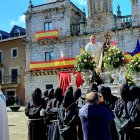 En la imagen grande, momento en el que ayer Domingo de Pascua le retiraban el velo a La Encina. Abajo, autoridades y procesiones.
