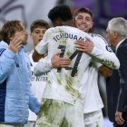 Los jugadores del Real Madrid celebranla victoria al finalizar el partido de la jornada 32 de LaLiga que Real Madrid y Athletic Club de Bilbao disputaron en el estadio Santiago Bernabéu, en Madrid. EFE/Mariscal