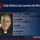 Fotografía del 13 de marzo de 2013, cuando el club de fútbol argentino San Lorenzo de Almagro mostró a través de su espacio en Twitter el carnet de socio de Jorge Mario Bergoglio, tras ser elegido papa y adoptar el nombre de Frrancisco. EFE/* *SOLO USO EDITORIAL*