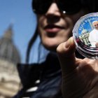 Fieles en la Plaza de San Pedro tras la muerte del Papa Francisco, Ciudad del Vaticano, el 21 de abril de 2025. EFE/EPA/ANGELO CARCONI