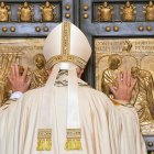 El papa Francisco abre la Puerta Santa con motivo de la inauguración del Jubileo Extraordinario de la Misericordia, en el Vaticano, el 8 de diciembre de 2015. EFE/MAURIZIO BRAMBATTI