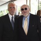 El escritor leonés Luis Mateo Díez y Álvaro Pombo.