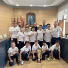 El benjamín de La Bañeza FS, junto al alcalde, Javier Carrera, y la concejal Laura Gallego.