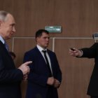 Putin hace una declaración mientras el periodista Pavel Zarubin le graba.