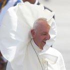 Fotografía de archivo del 18 de enero de 2018 del papa Francisco a su llegada al aeropuerto Diego Aracena de Iquique, al norte de Santiago (Chile). EFE/ Esteban Garay