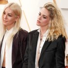 Fotografía de archivo, tomada en marzo de 2022, en las que aparecen la guionista Dylan Meyer (i) y la actriz Kristen Stewart (d), durante la alfombra roja de los 94 Premios Óscar, en el teatro Dolby de Los Ángeles (CA, EE.UU.). EFE/David Swanson