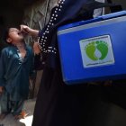 Un niño recibe la vacuna contra la polio.