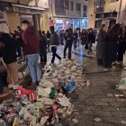 Los vecinos defienden que el descontrol de Jueves Santo se repite cada fin de semana.