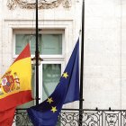 Banderas a media asta por la muerte del Papa.  El ministro socialista Bolaños, ayer.
