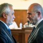 Imagen de archivo de los expresidentes de la Junta de Andalucía Manuel Chaves (d) y José Antonio Griñán (i). EFE/Raúl Caro