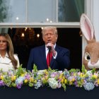 Trump y Melania Trump asisten al desfile de Huevos de Pascua en la Casa Blanca.