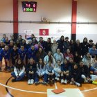 Equipos participantes en el torneo de fútbol sala en Boñar para disfrutar del deporte femenino.